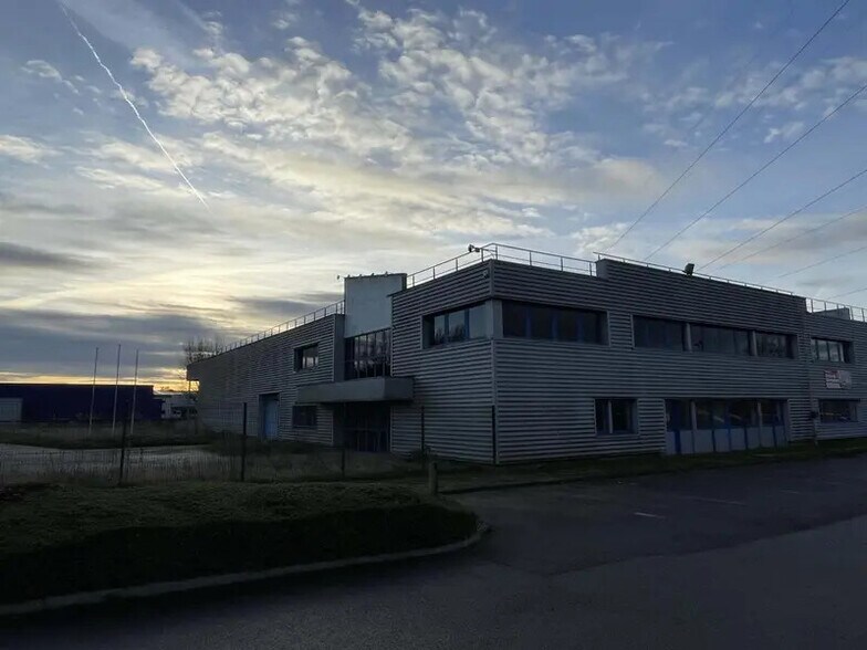 Local d’activités dans La Vaupalière à louer - Photo de l’immeuble – Image 3 sur 28