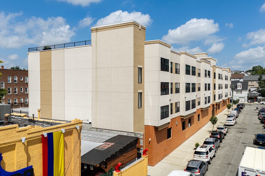180 Cedar St, Paterson, NJ à vendre - Photo de l’immeuble – Image 2 sur 5
