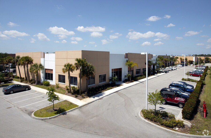 Chico's HQ Campus Partial Sale-Leaseback portefeuille de 7 biens à vendre sur LoopNet.fr - Photo principale – Image 2 sur 7