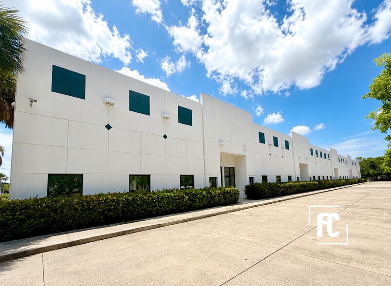 574 NW Mercantile Pl, Port Saint Lucie, FL à louer - Photo de l’immeuble – Image 1 sur 8