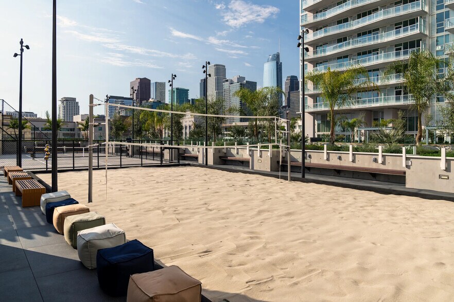 230 W Olympic Blvd, Los Angeles, CA à louer - Photo de l’immeuble – Image 3 sur 6
