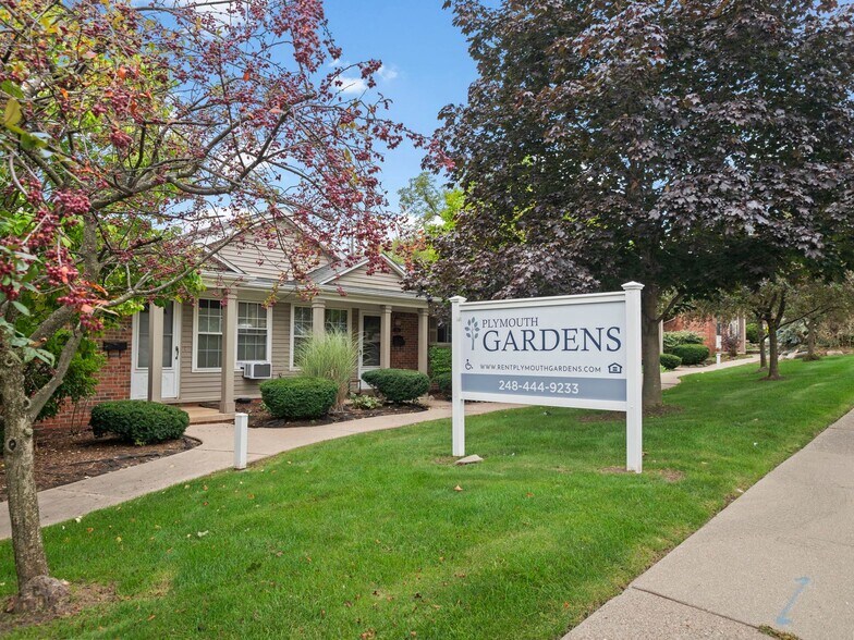 230 Plymouth Rd, Plymouth, MI à vendre - Photo de l’immeuble – Image 2 sur 20