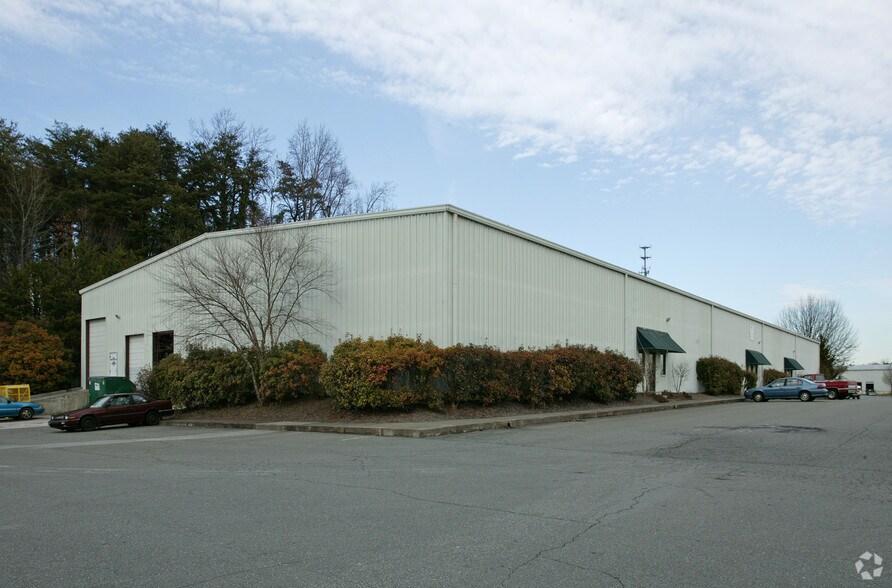5180 Indiana Ave, Winston-Salem, NC à louer - Photo de l’immeuble – Image 2 sur 5