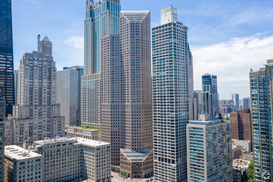 940 N Michigan Ave, Chicago, IL à louer - Photo de l’immeuble – Image 3 sur 23