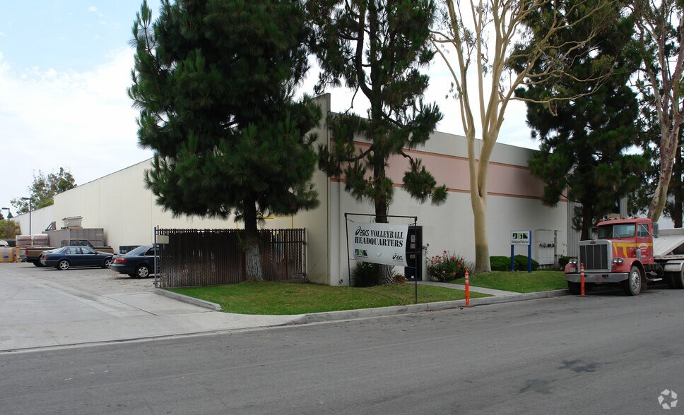 15392 Assembly Ln, Huntington Beach, CA à louer - Photo de l’immeuble – Image 2 sur 5