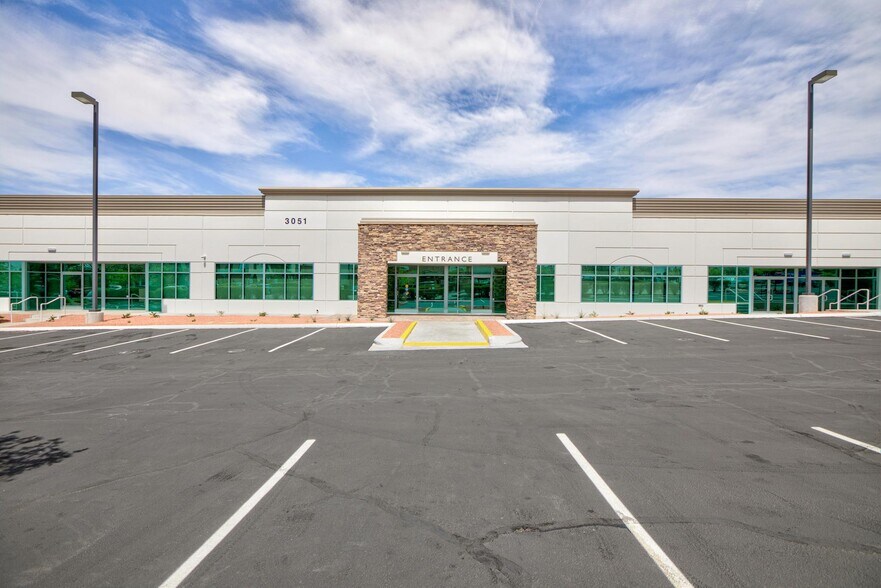 3051 W Horizon Ridge Pky, Henderson, NV à louer - Photo de l’immeuble – Image 3 sur 7