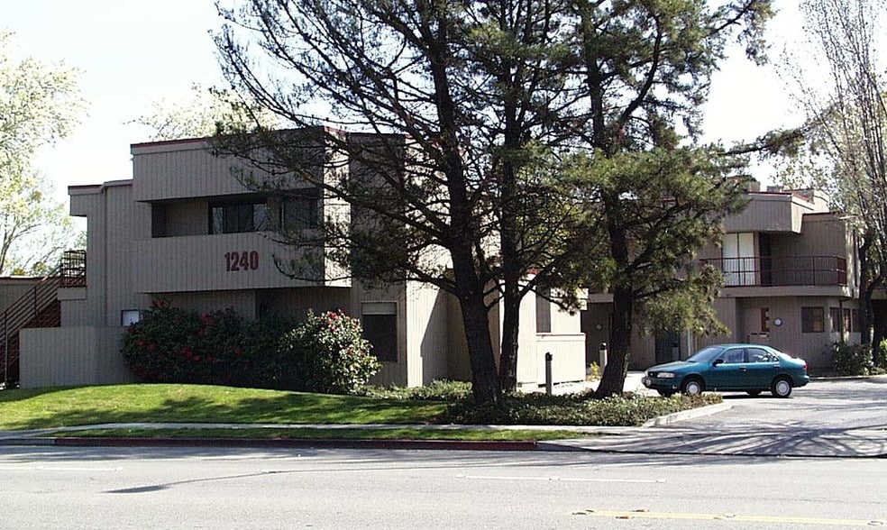 1240 W Robinhood Dr, Stockton, CA à louer - Photo principale – Image 1 sur 22
