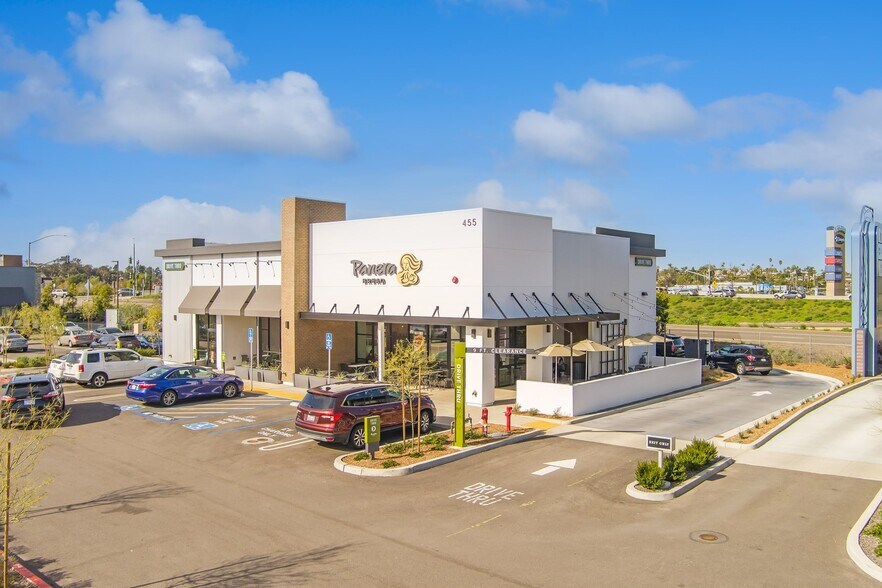 455 Hacienda Dr, Vista, CA à vendre - Photo de l’immeuble – Image 2 sur 8