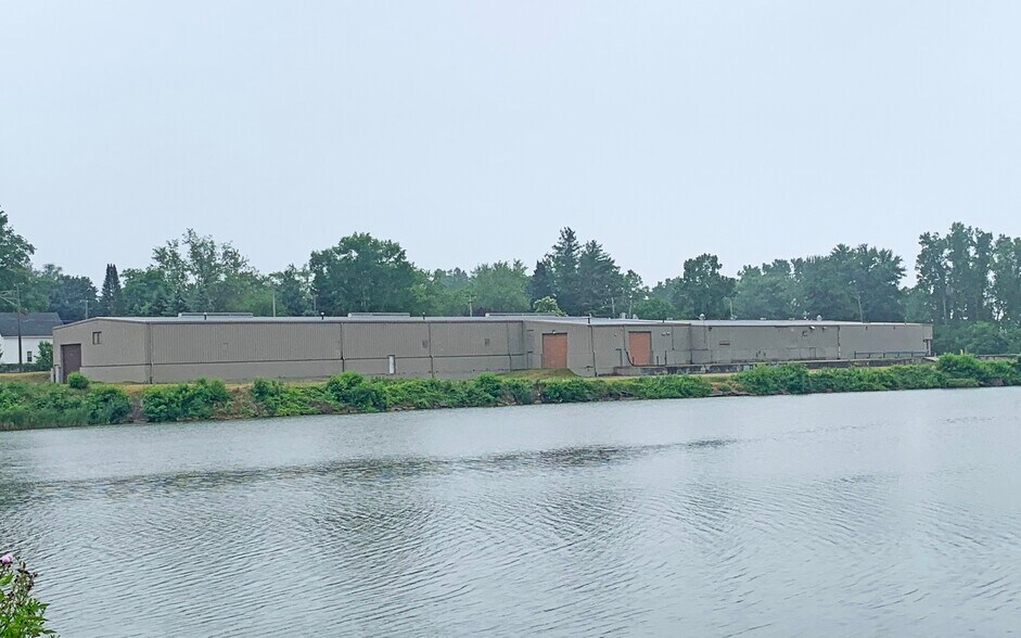 4820 River St, Columbiaville, MI à vendre - Photo de l’immeuble – Image 2 sur 9