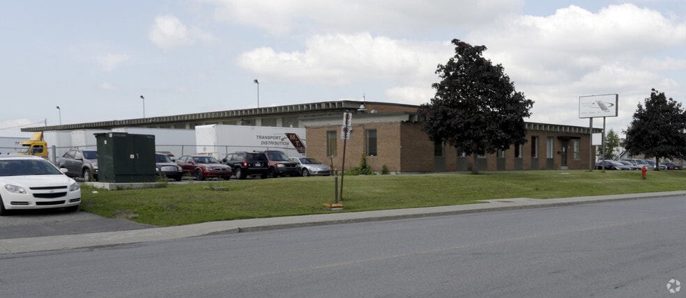 700 Montée de Liesse, Montréal, QC à vendre - Photo principale – Image 1 sur 9