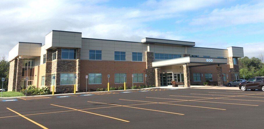 600 Red Creek Dr, Henrietta, NY à louer - Photo de l’immeuble – Image 2 sur 7