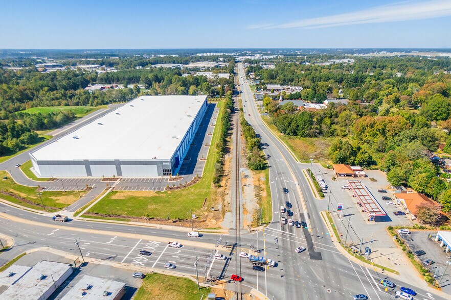 100 Guilford College Rd, Greensboro, NC à louer - Photo de l’immeuble – Image 3 sur 7