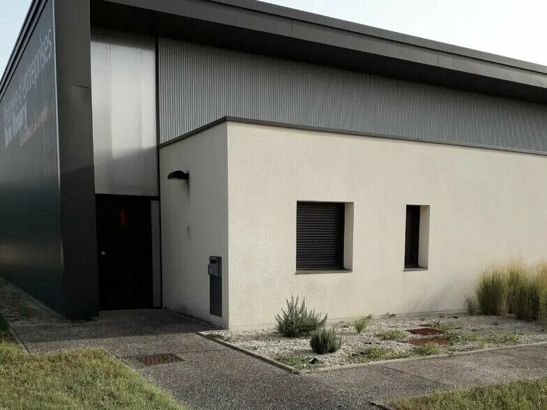 Local d’activités dans ANTRAN à louer - Photo de l’immeuble – Image 2 sur 5