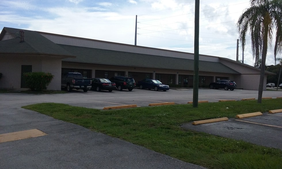 900 Virginia Ave, Fort Pierce, FL à louer - Photo de l’immeuble – Image 3 sur 5