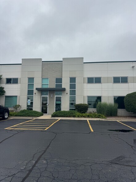2585 Millennium Dr, Elgin, IL à vendre - Photo de l’immeuble – Image 3 sur 13