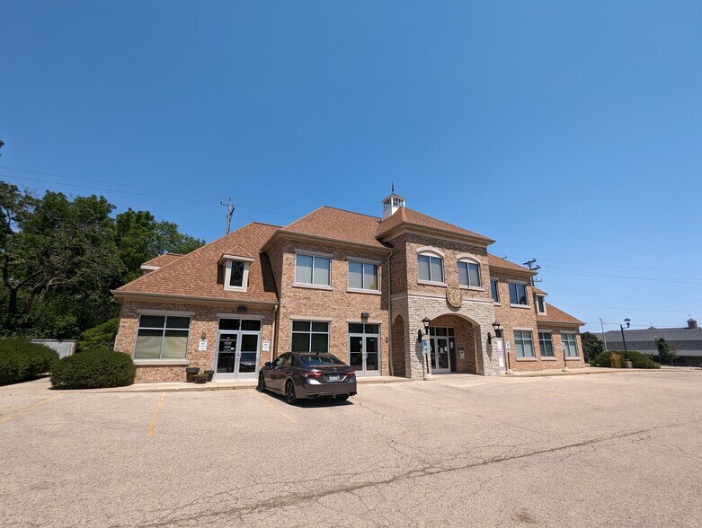 11123-11137 N Wauwatosa Rd, Mequon, WI à louer - Photo de l’immeuble – Image 1 sur 23