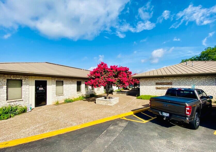 189 E Austin St, New Braunfels, TX à louer - Photo de l’immeuble – Image 2 sur 12