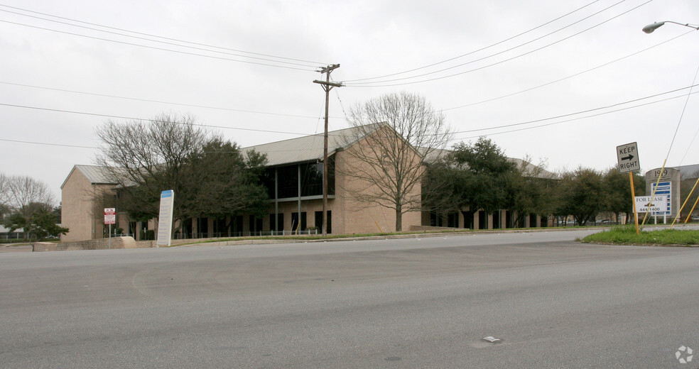 1919 Oakwell Farms Pky, San Antonio, TX à louer - Photo de l’immeuble – Image 3 sur 8