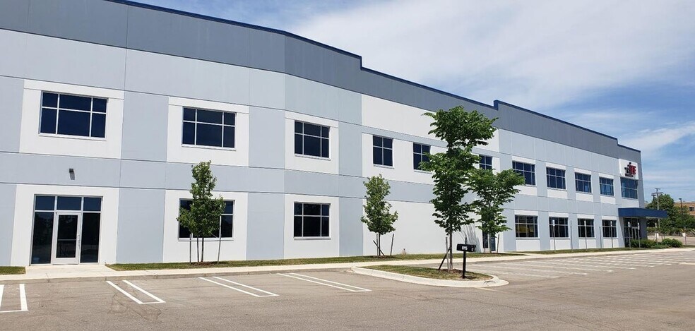 815 N Opdyke Rd, Auburn Hills, MI à louer - Photo de l’immeuble – Image 1 sur 8