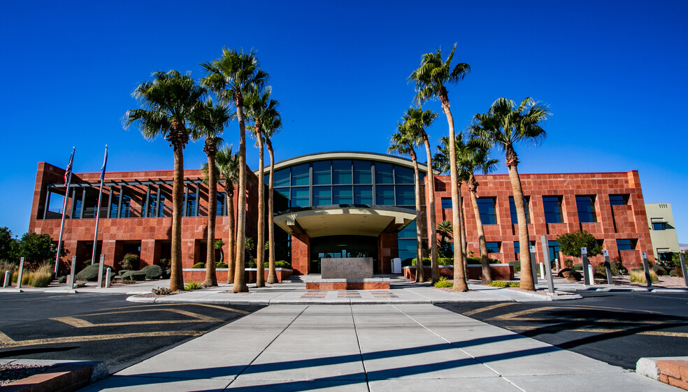 1111 N Town Center Dr, Las Vegas, NV à vendre - Photo de l’immeuble – Image 1 sur 8