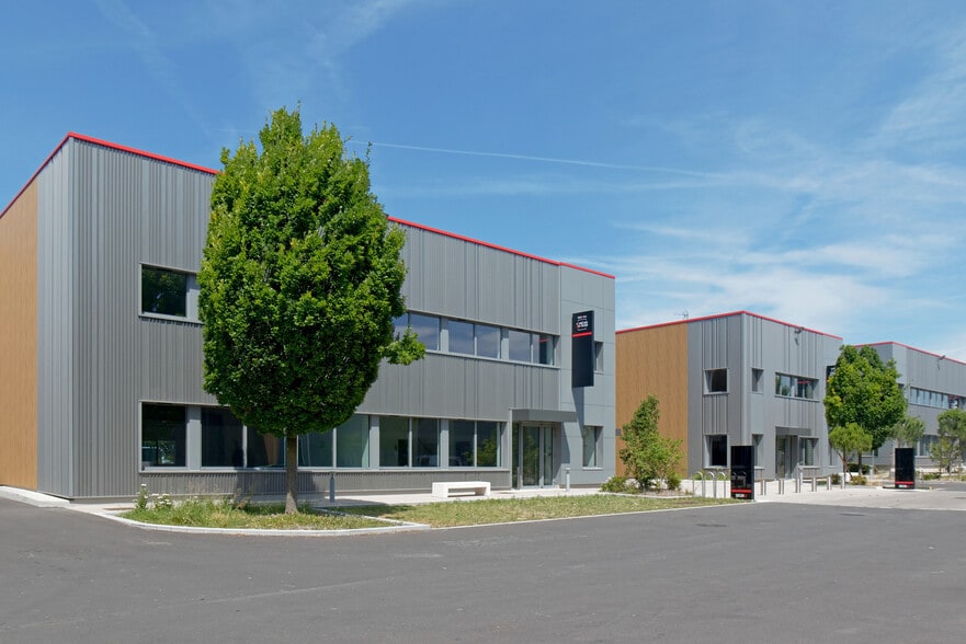 Local d’activités dans Le Blanc-Mesnil à louer - Photo de l’immeuble – Image 2 sur 2
