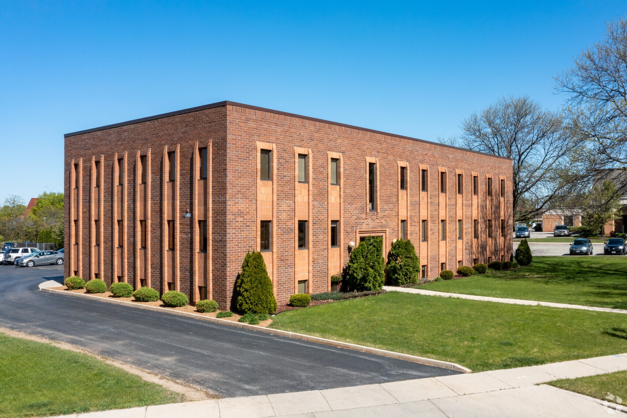 2363 S 102nd St, West Allis, WI à vendre Photo de l’immeuble– Image 1 sur 12