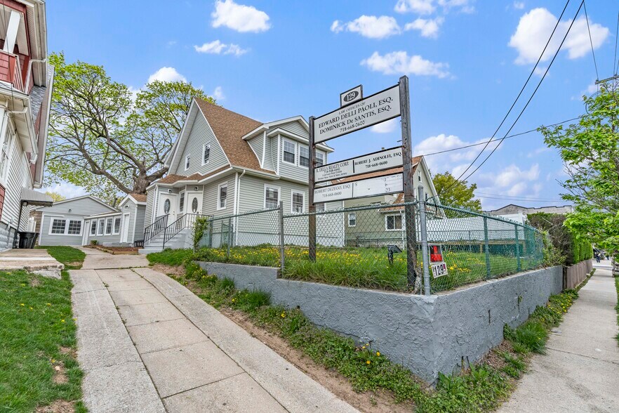 129 New Dorp Plaza pl, Staten Island, NY à vendre - Photo de l’immeuble – Image 1 sur 27