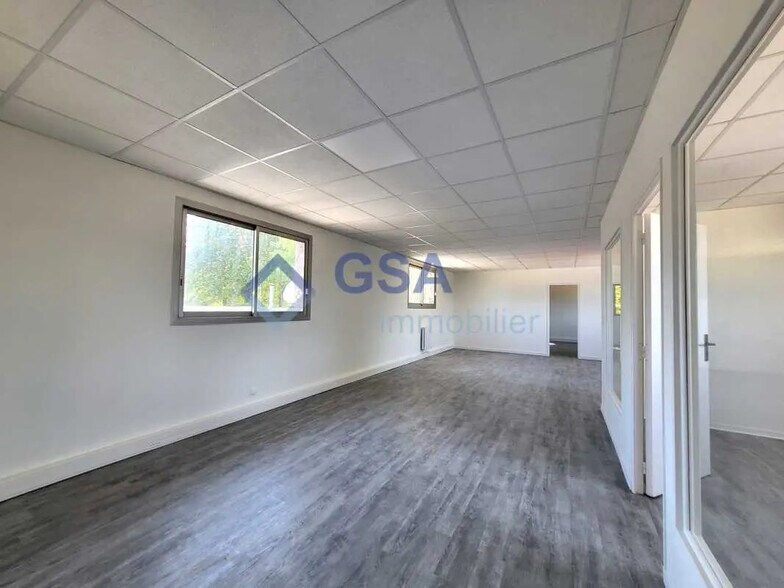 Bureau dans Lisses à louer - Photo intérieure – Image 2 sur 4