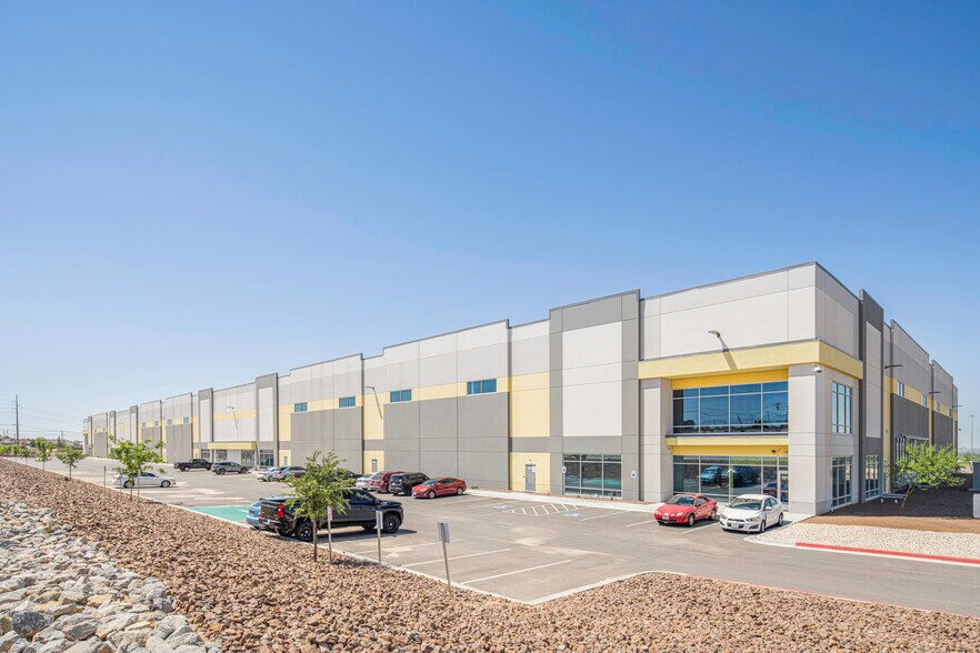 Gateway Blvd W, El Paso, TX à louer - Photo de l’immeuble – Image 3 sur 8