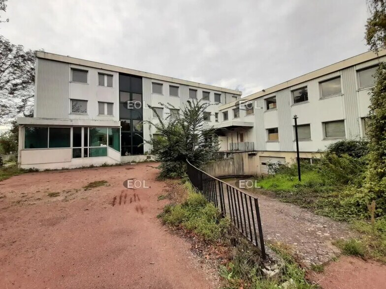 Local d’activités dans Saint-Maur-des-Fossés à louer - Photo de l’immeuble – Image 2 sur 12