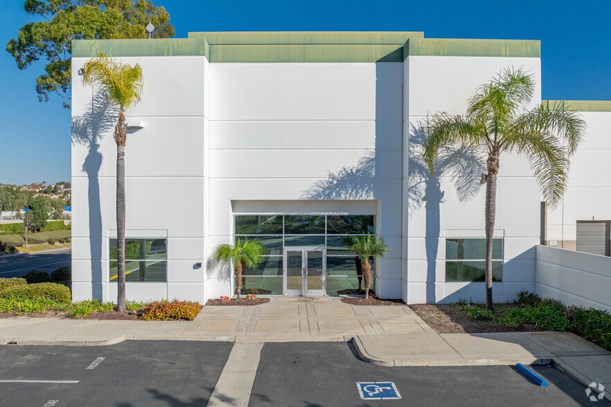 2360 Boswell Rd, Chula Vista, CA à vendre - Photo de l’immeuble – Image 3 sur 9