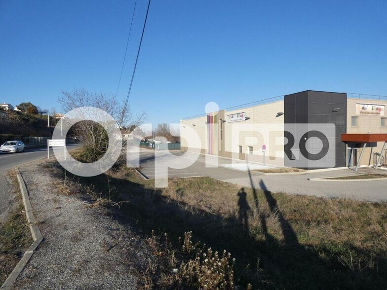 Local d’activités dans Corbières-en-Provence à louer - Photo de l’immeuble – Image 3 sur 8