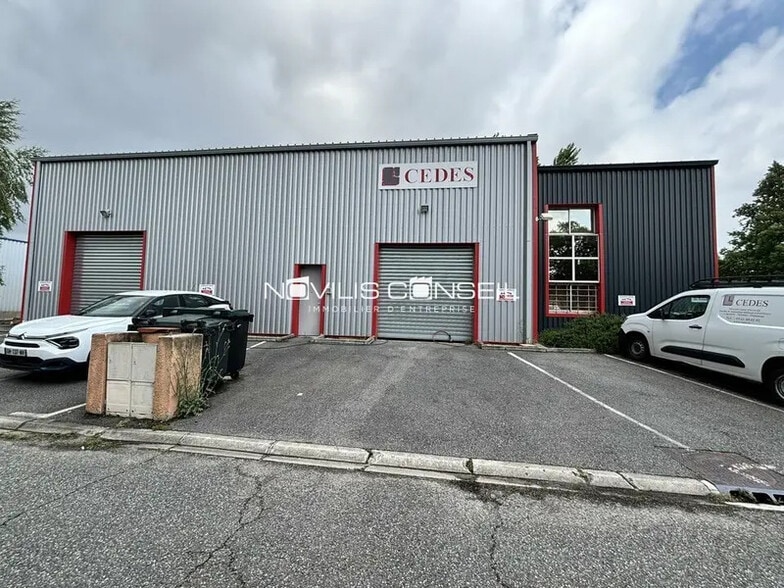 Local d’activités dans Saint-Jean à louer - Photo de l’immeuble – Image 1 sur 8