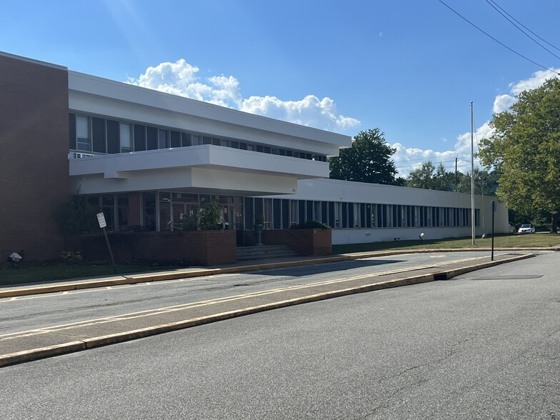 199 Scoles Ave, Clifton, NJ à louer - Photo de l’immeuble – Image 1 sur 5