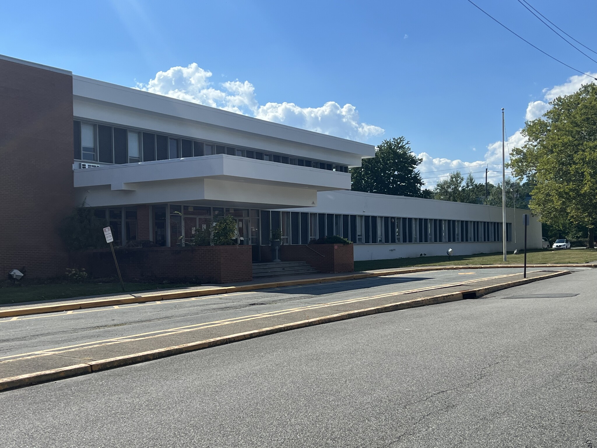 199 Scoles Ave, Clifton, NJ à louer Photo de l’immeuble– Image 1 sur 6