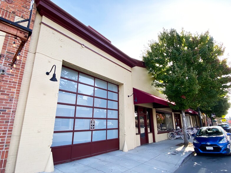 264-270 N Petaluma Blvd, Petaluma, CA à louer - Photo de l’immeuble – Image 3 sur 5