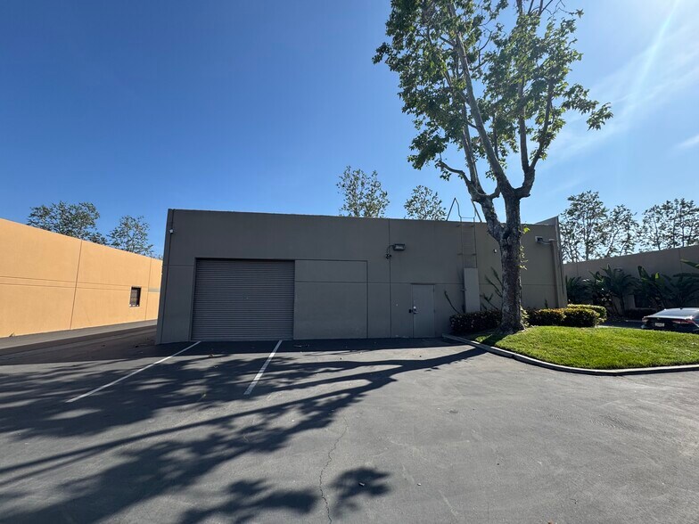 2525 W Woodland Dr, Anaheim, CA à louer - Photo de l’immeuble – Image 2 sur 37