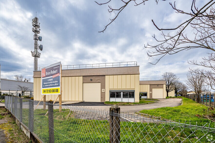 Local d'activités dans Saint-Priest à vendre - Photo principale – Image 1 sur 2