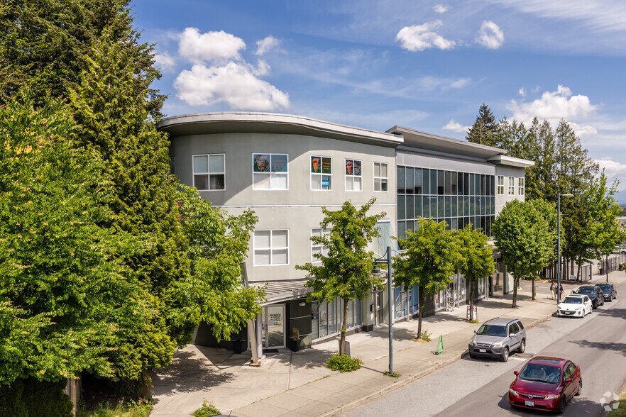 15957 84th Ave, Surrey, BC à louer - Photo principale – Image 1 sur 3