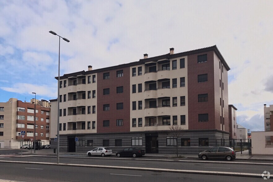 Avenida Derechos Humanos, 30, Ávila, Ávila à louer - Photo de l’immeuble – Image 2 sur 2