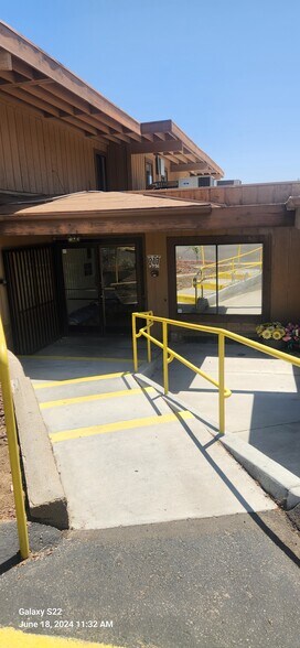 255 Earlham St, Ramona, CA à vendre - Photo de l’immeuble – Image 2 sur 9