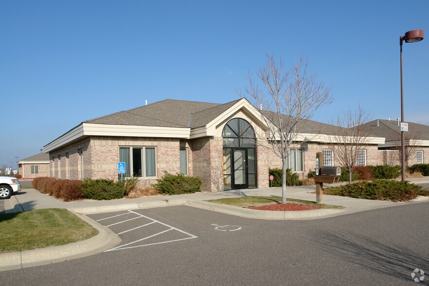 1881 NW Station Parkway, Andover, MN à louer - Photo principale – Image 1 sur 50