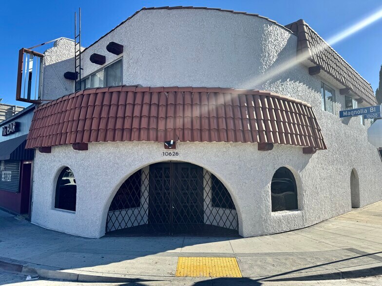 10626 Magnolia Blvd, North Hollywood, CA à vendre - Photo de l’immeuble – Image 2 sur 17