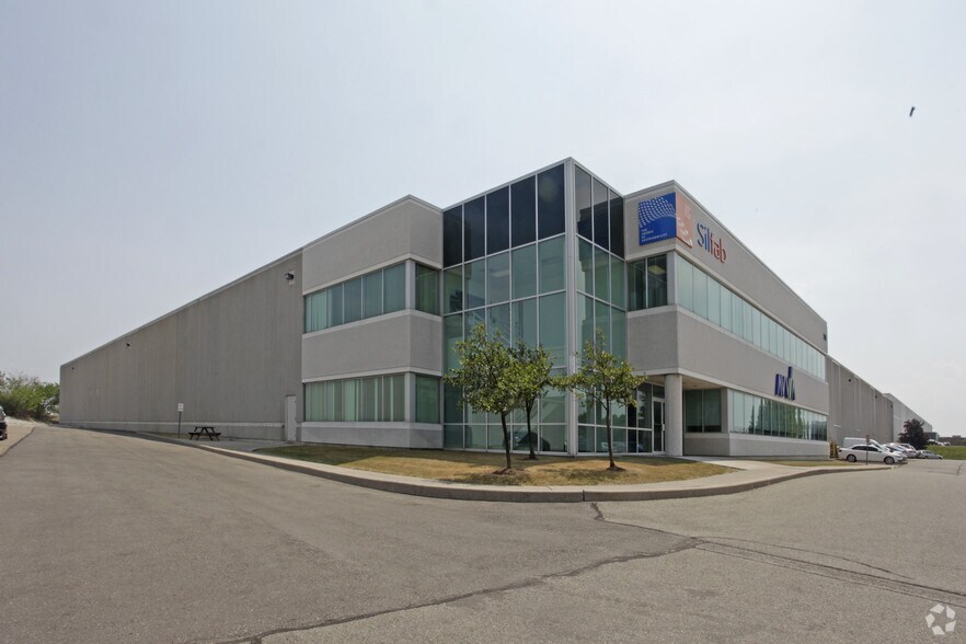 240 Courtneypark Dr E, Mississauga, ON à louer - Photo principale – Image 1 sur 2