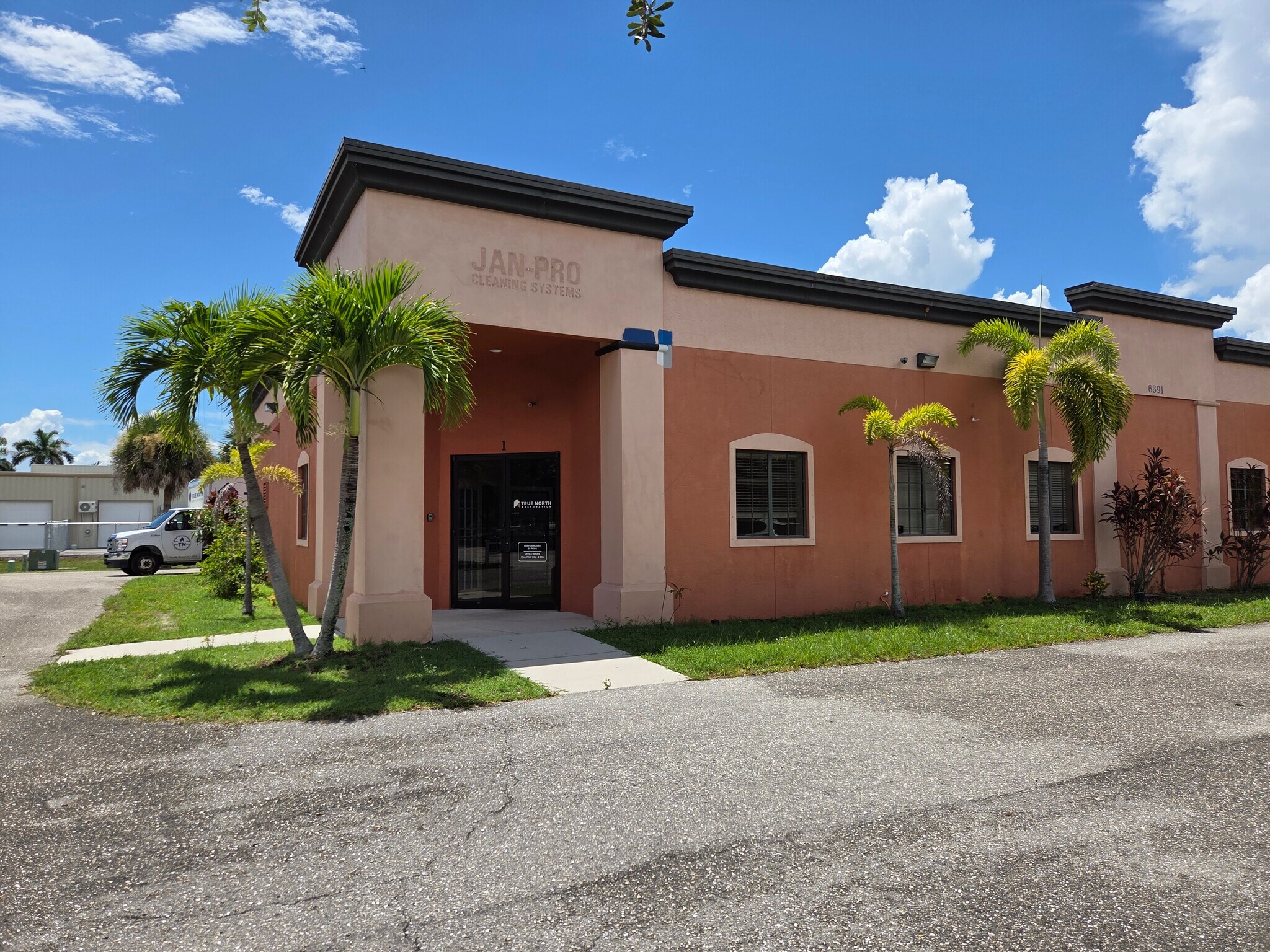 6391 Corporate Park Cir, Fort Myers, FL à louer Photo de l’immeuble– Image 1 sur 30