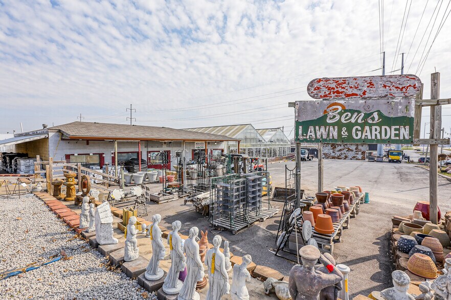 1001-1009 SW US Highway 40 portefeuille de 2 biens à vendre sur LoopNet.fr - Photo principale – Image 1 sur 78