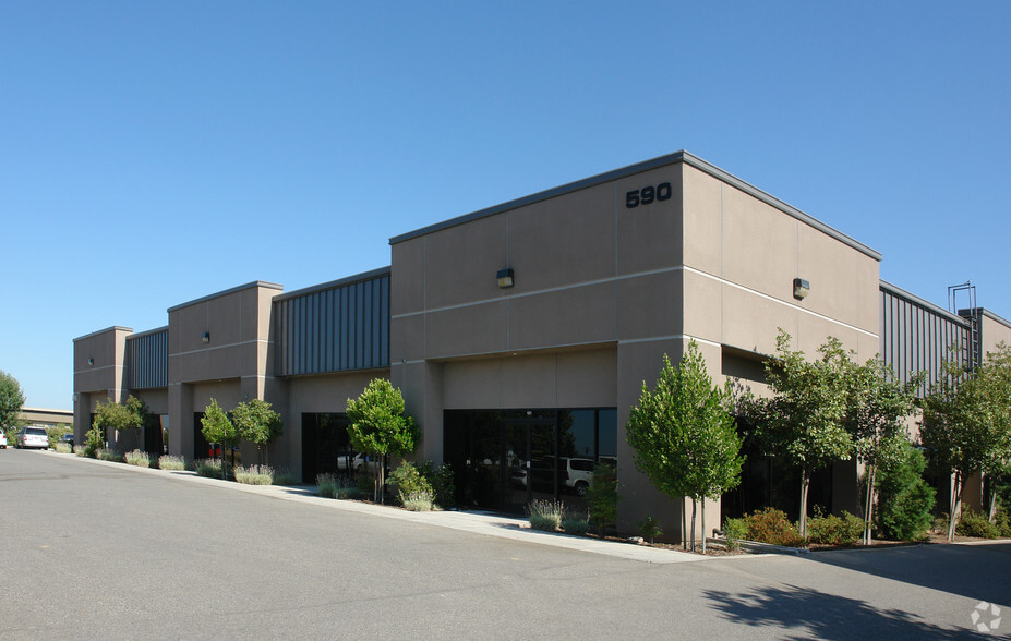590 W Locust Ave, Fresno, CA à louer - Photo principale – Image 1 sur 2