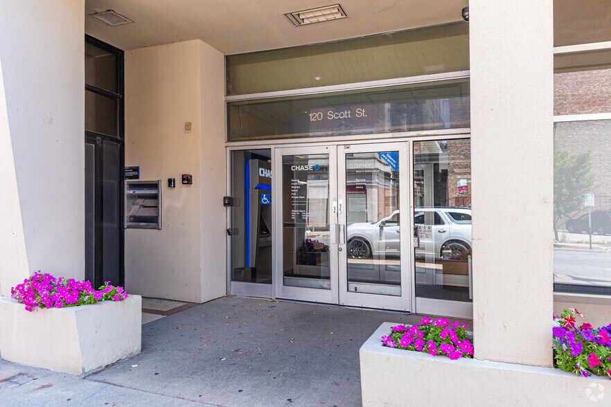 58 E Clinton St, Joliet, IL à louer - Photo de l’immeuble – Image 3 sur 4