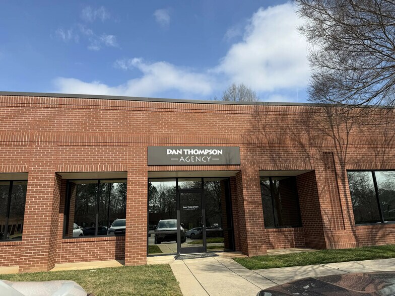 3130 Fairhill Dr, Raleigh, NC à vendre - Photo de l’immeuble – Image 2 sur 5