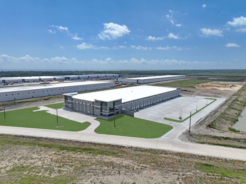4407 E Grand Pky S, Baytown, TX à louer - Photo de l’immeuble – Image 3 sur 15
